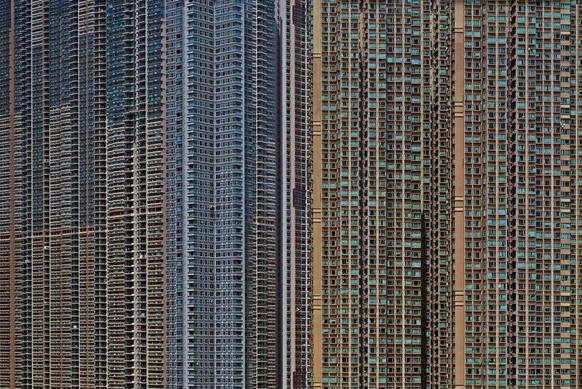 Unheimlich beklemmende Bilder von Städten, die aus einer Dystopie stammen könnten.