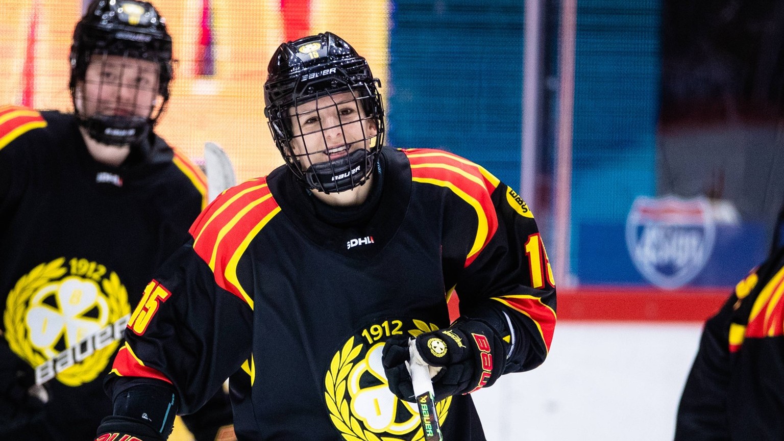 230117 Brynäs Lara Stalder jublar efter 1-0 under ishockeymatchen i SDHL mellan Brynäs och HV71 den 17 januari 2023 i Gävle. *** 230117 Brynäs Lara Stalder celebrates after 1 0 during the SDHL ice hoc ...