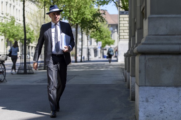 Bundesrat Alain Berset auf dem Weg zum Austausch mit den Parteien und dem Bundesrat wegen der Coronavirus-Krise, am Donnerstag, 23. April 2020 vor dem Bernerhof in Bern. (KEYSTONE/Anthony Anex)