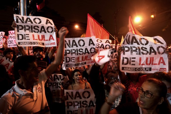 epaselect epa06648641 Supporters of former Brazilian President Luiz Inacio Lula da Silva demonstrate at the gates of the Metallurgists Union, in Sao Bernardo do Campo, Brazil, 05 April 2018. Lula was  ...