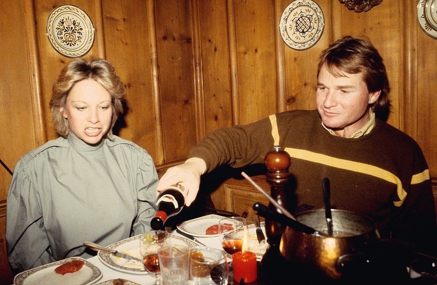 Fritz Wepper, épouse Angela Wepper, vacances en Suisse, Engelberg, Suisse, Europe, 01/04/1983, auberge, maison en bois, assis, repas, manger, verre, boisson, vin, noblesse, acteur, (Photo de Pete .. .