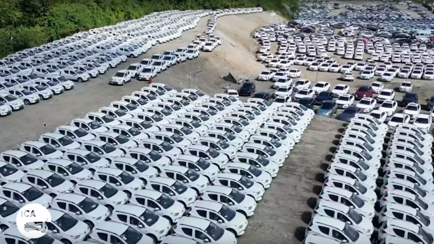 Abgestellte Elektroautos auf einer Fläche vor der Grossstadt Hangzhou aus dem Jahr 2023.