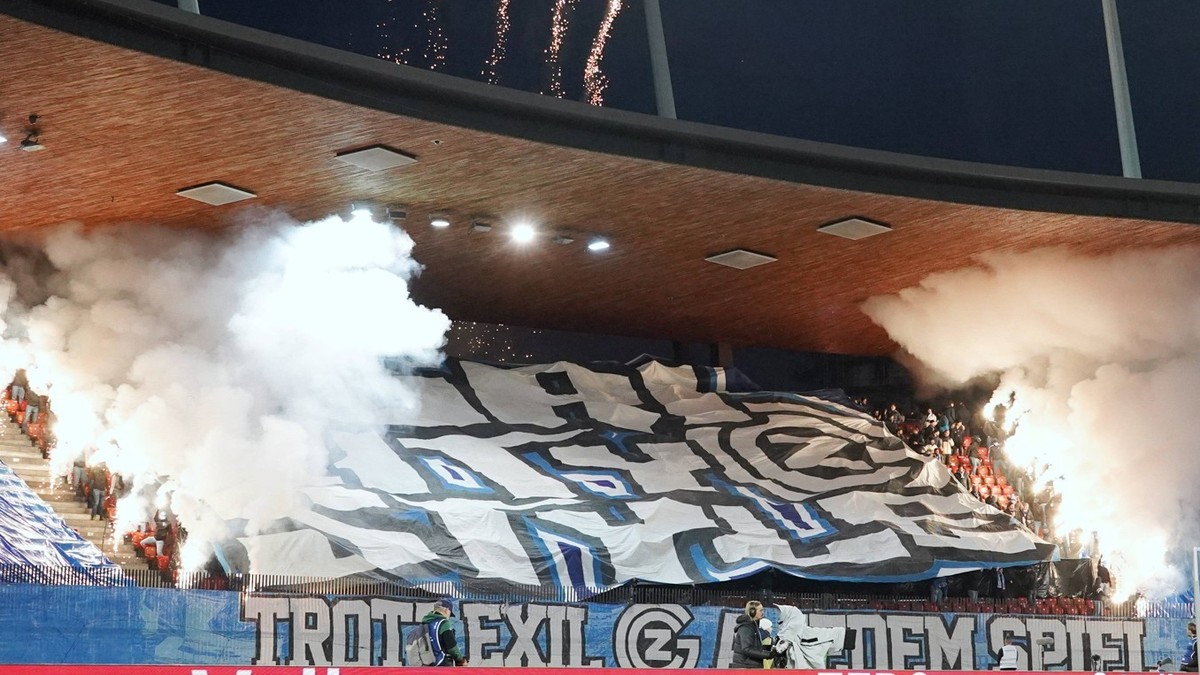 Foto Manuel Geisser 04.02,2023 Stadion Letzigrund Fussball Saison 2022/2023 Herren Super League Grasshopper Club Zuerich - FC Basel1:0 Bild: Pyrotechnische Darbietung der GC Fans Fangruppe Aktion ***  ...