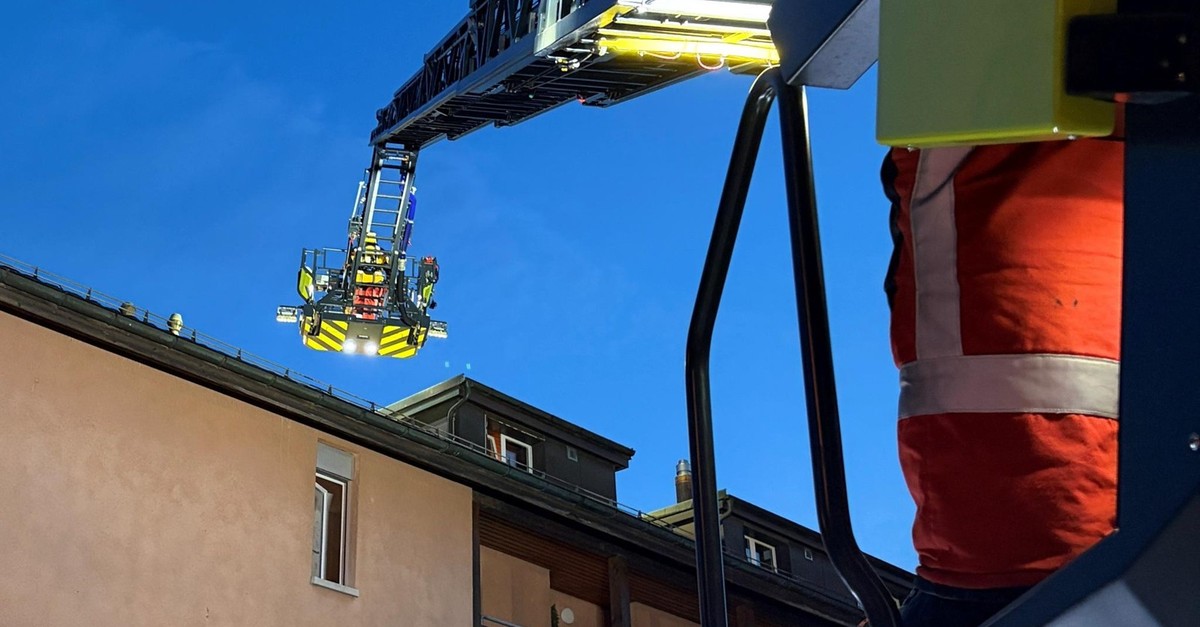 Balkonbrand bei Zürich greift auf Dach über – mehrere Häuser evakuiert