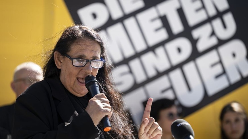 Jacqueline Badran, Nationalraetin SP-ZH, und MVS-Vorstandsmitglied, spricht waehrend der Lancierung der Mietpreis-Initiative, vor dem Bundeshaus auf dem Bundesplatz, am Freitag, 16. Mai 2025 in Bern.  ...