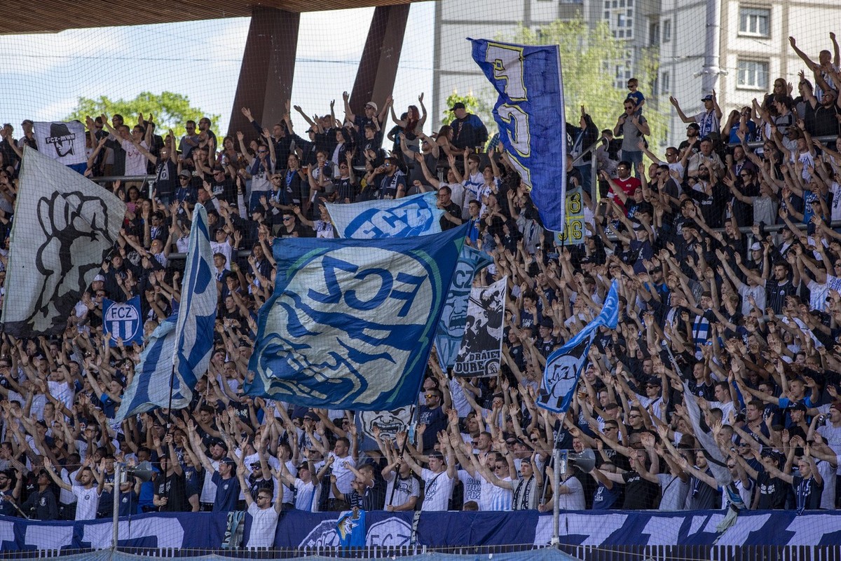 FC Zuerich Fans in der Suedkurve begruessen ihr Team zum Super League Fussballspiel zwischen dem FC Zuerich und dem FC Sion am Sonntag 29. April 2018 in Zuerich. (KEYSTONE/Patrick B. Kraemer)