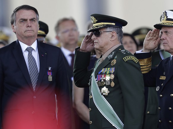 Brasiliens Präsident Jair Bolsonaro (links) wird nicht zu einem Gipfeltreffen nach Kolumbien reisen, bei dem es um die Brände im Amazonasgebiet geht. (Archivbild)