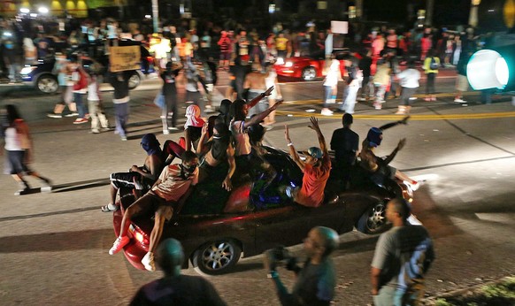 Jubel in den Strassen von Ferguson und weit und breit kein Polizist.