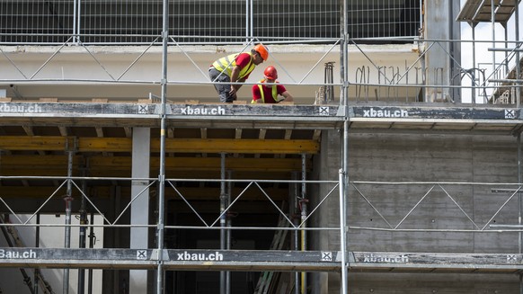 ARCHIV -- ZUM SUVA JAHRESERGEBNIS 2017 AM MITTWOCH, 27. JUNI 2018, STELLEN WIR IHNEN FOLGENDES BILDMATERIAL ZUR VERFUEGUNG -- Bauarbeiter auf der Flughafenbaustelle Parkhaus P6 Erweiterung Ost, nach d ...