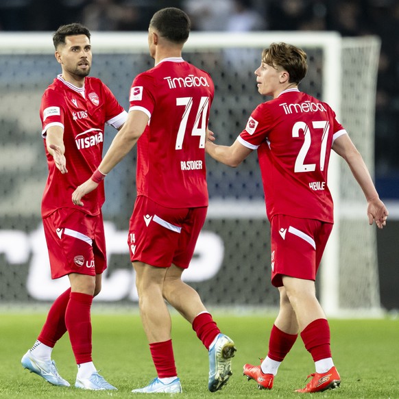 Leonardo Bertone (FCT), links, jubelt mit Elmin Rastoder (FCT), mitte, und Michael Heule (FCT), rechts, nach seinem Tor zum 1:1 im Fussball Meisterschaftsspiel der Swiss Super League zwischen dem FC Z ...
