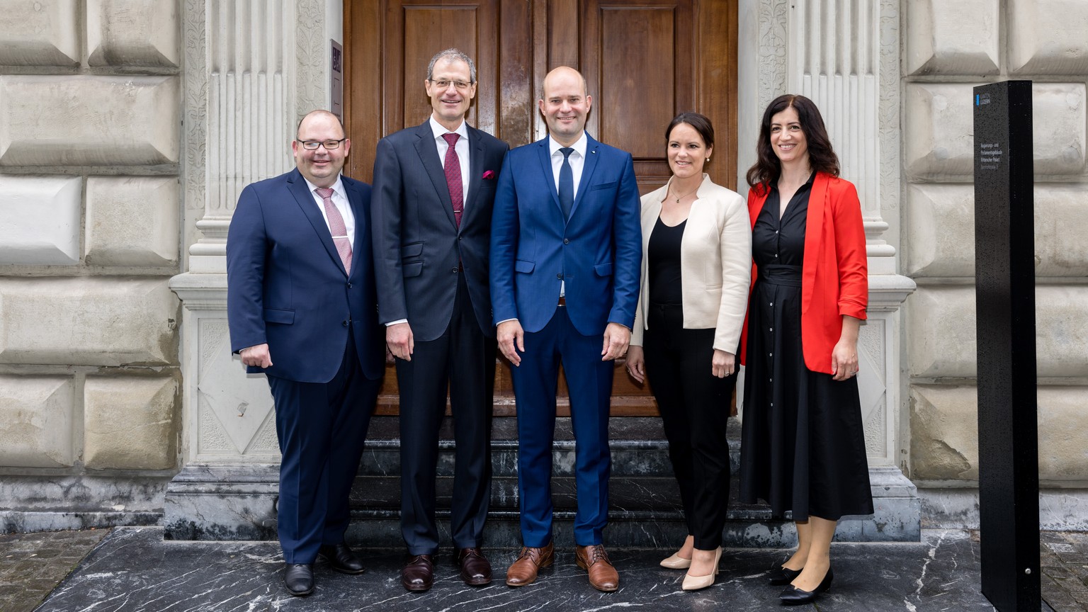 Die Luzerner Regierungsraete Armin Hartmann, SVP, Reto Wyss, Die Mitte, Fabian Peter, FDP, Michaela Tschuor, Die Mitte, und Ylfete Fanaj, SP, von links, posieren fuer ein Gruppenbild anlaesslich dem z ...