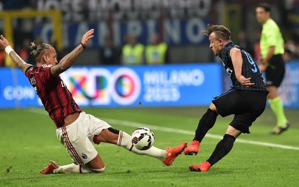 Xherdan Shaqiri wird von Mexes gestoppt.