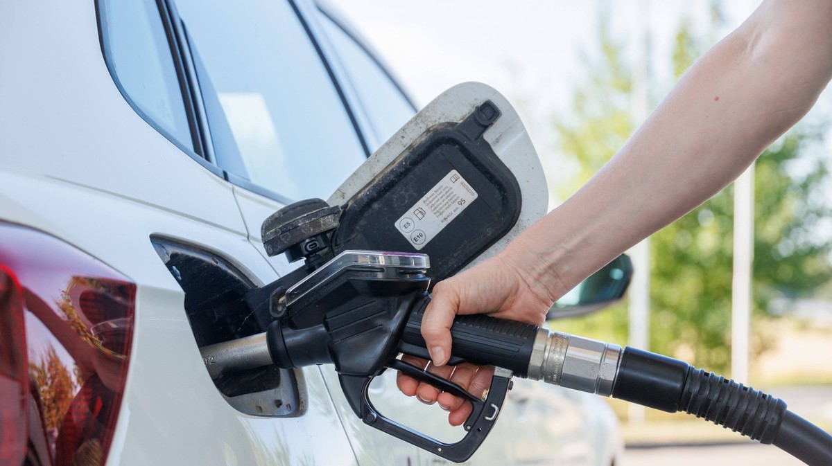 12.07.2026 - Eine Person tankt die Benzinsorte Super E10 Pasewalk Mecklenburg-Vorpommern Deutschland *** July 12, 2026: A person is filling up with Super E10 gasoline in Pasewalk, Mecklenburg-Western  ...