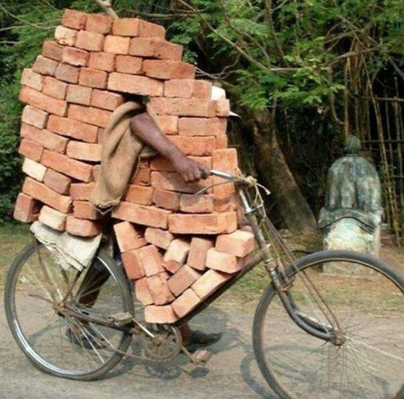 28 Beispiele dafür, wie du gewisse Dinge nicht transportieren solltest\nSchaffe, schaffe, Häusle bauen.