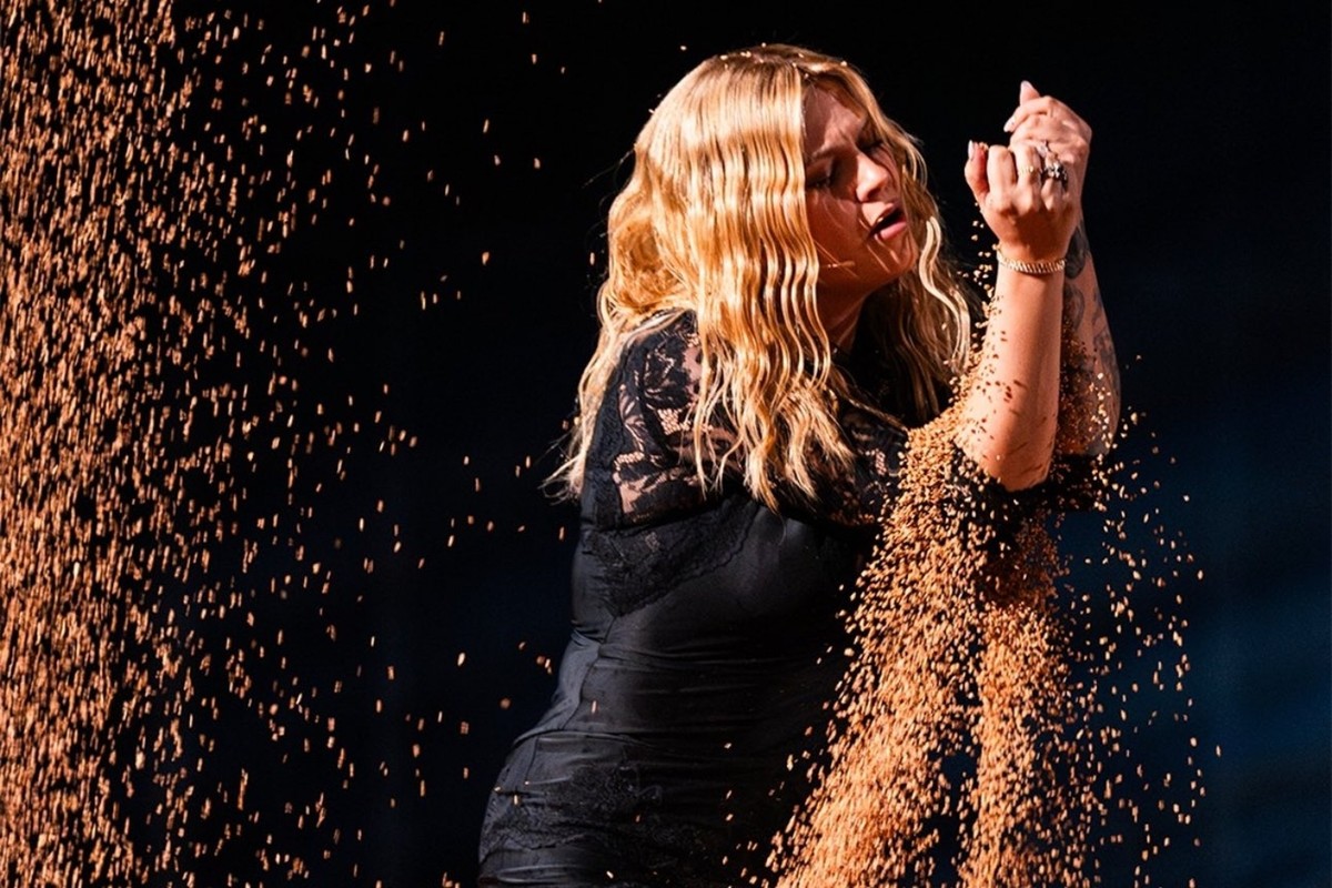 Louane performera samedi 17 mai avec son titre « Maman » dans une scénographie ambitieuse, incluant une tempête de sable.