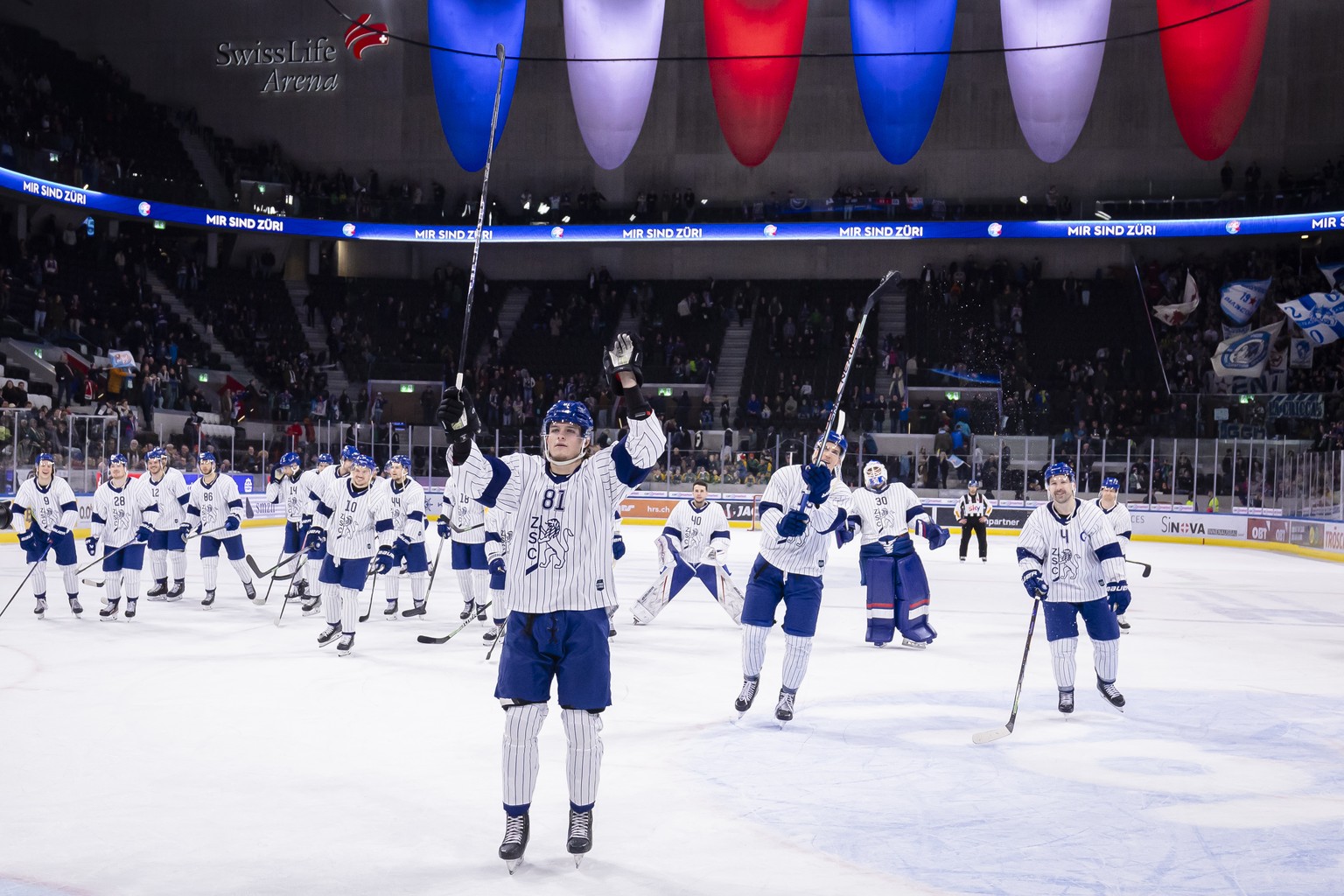 Zuerichs Spieler nach dem Eishockeyspiel der National League zwischen den ZSC Lions und dem HC Ambri-Piotta, am Sonntag, 4. Februar 2024 in der Swiss Life Arena in Zuerich. (KEYSTONE/Michael Buholzer)