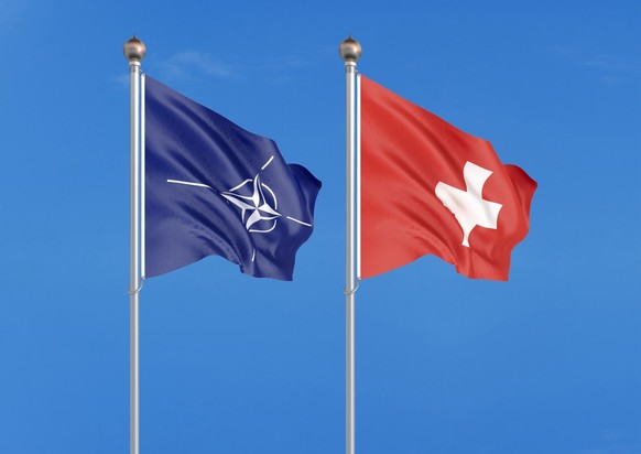 Flaggen der Schweiz und der Nato.