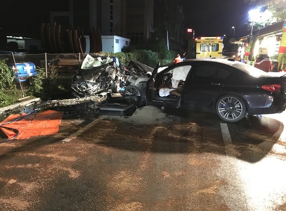 Bei einer Frontalkollision zwischen zwei Personenwagen sind am Samstagabend (5.10.2019) in Dietikon vier Personen verletzt worden, eine Frau und ein Kind lebensbedrohlich.