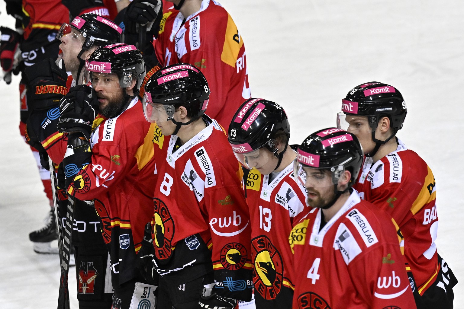 Berns Spieler sind enttaeuscht im Eishockey Qualifikationsspiel der National League zwischen dem SC Bern und dem HC Ajoje, am Samstag, 25. Februar 2023, in der PostFinance Arena in Bern. (KEYSTONE/Pet ...