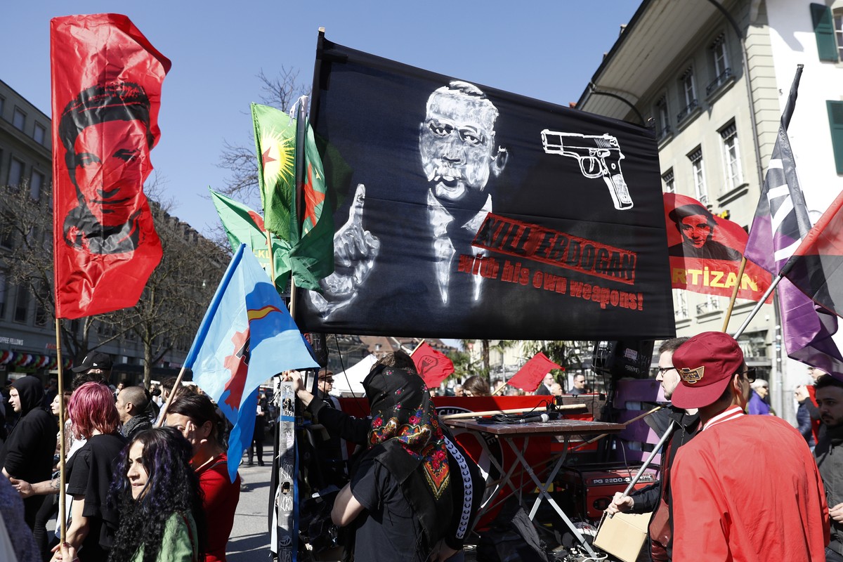 A banner reads; 'Kill Erdogan with his own weapons', as protesters march during a demonstration against the Turkish President Recep Tayyip Erdogan, in Bern, Switzerland, 25 March 2017. (KEYS ...