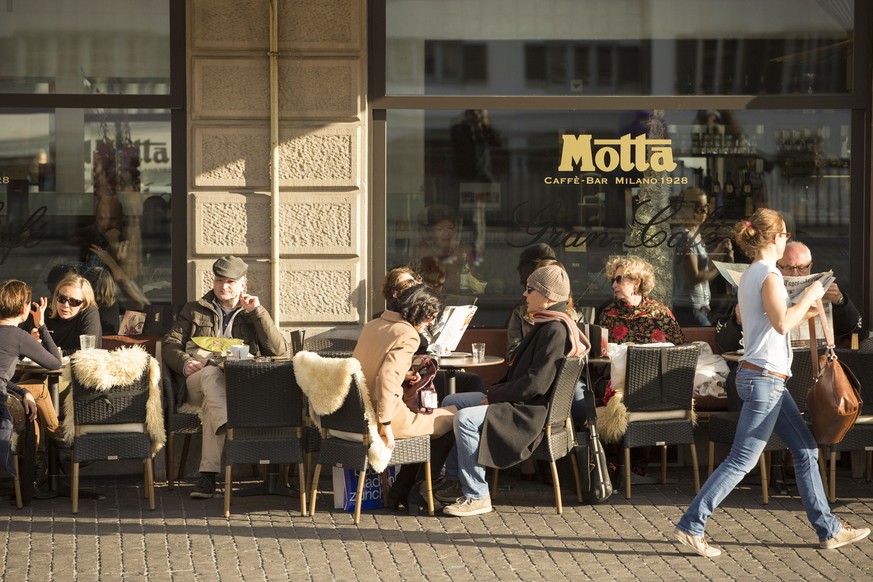 Gaeste geniessen die Sonne vor dem Cafe Bar Motta am Limmatquai am Mittwoch, 23. Dezember 2015, in Zuerich. Ein Hochdruckgebiet mit Zentrum ueber Italien bestimmt derzeit das Wetter, weshalb die Tempe ...