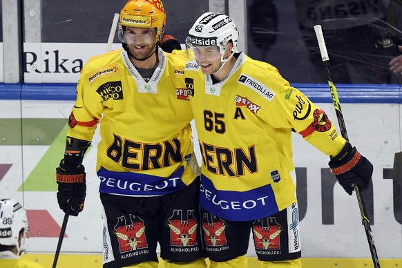 Die Berner mit Torschuetze Dustin Jeffrey, links und Ramon Untersander, rechts, jubeln nach dem 2-5 beim Eishockeyspiel der National League ZSC Lions gegen den SC Bern im Hallenstadion in Zuerich am S ...