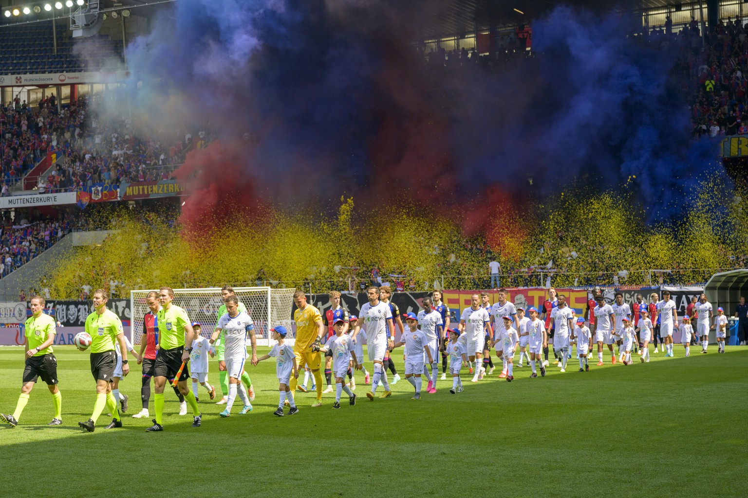 Die Mannschaften kommen auf&#039;s Spielfeld vor dem Fussball Meisterschaftsspiel der Regular Season der Super League zwischen dem FC Basel 1893 und dem FC Lausanne-Sport im Stadion St. Jakob-Park in  ...