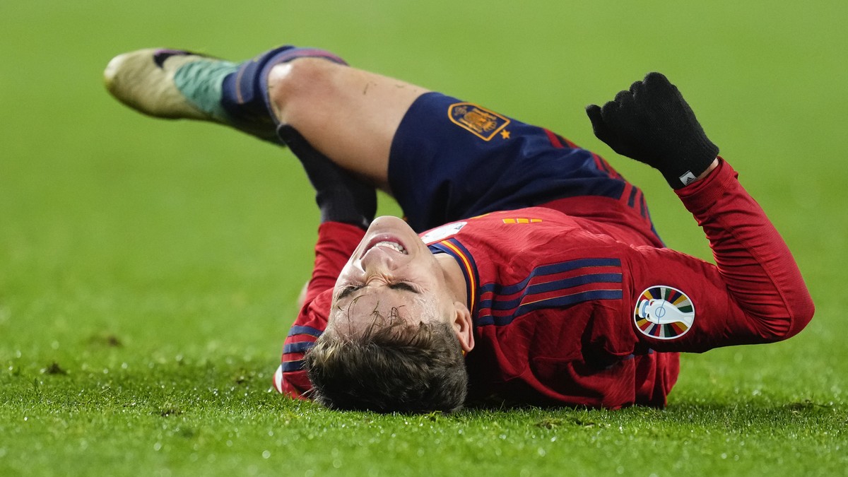 Spain's Gavi Paez reacts after injuring his leg during the Euro 2024 group A qualifying soccer match between Spain and Georgia at Jose Zorrilla Stadium in Valladolid, Spain, Sunday, Nov. 19 23, 2 ...