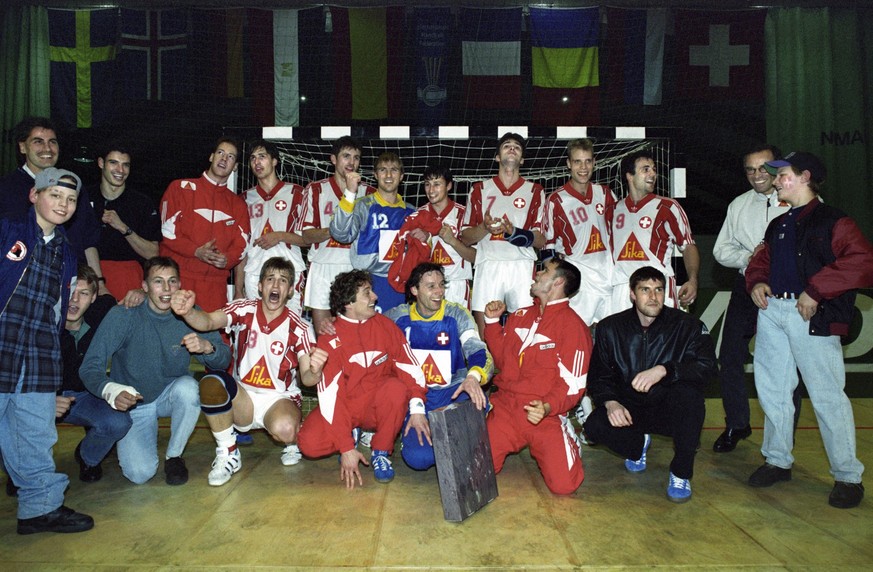Die Schweizer Handball- Nationalmannschaft jubelt im Maerz 1993 nach dem Sieg gegen Spanien an der Handball- Weltmeisterschaft in Schweden. (KEYSTONE/Str)