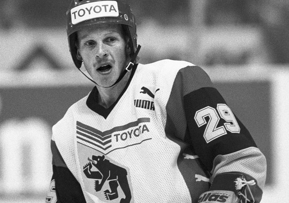 Reijo Ruotsalainen, finnischer Eishockey-Profi im Dress des SC Bern, in Aktion im Nationalliga-A-Spiel gegen den HC Lugano, aufgenommen am 4. Oktober 1986 in Bern. Ruotsalainen spielte in der Saison 1 ...