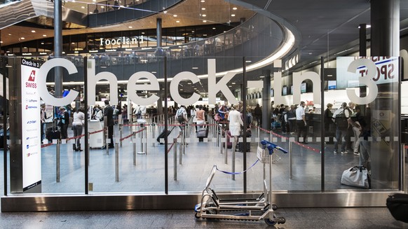 ARCHIVBILD ZUR VERLEIHUNG DES WORLRD TRAVEL AWARD AN DEN FLUGHAFEN ZUERICH, AM MONTAG, 2. JULI 2018 - The check-in hall 3 at Zurich Airport, pictured in Kloten, Switzerland, on July 31, 2014. (KEYSTON ...