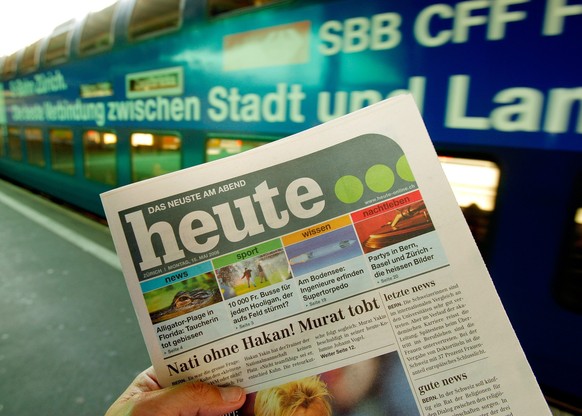 Die Pendlerzeitung "heute" mit einem Pendlerzug im Hintergrund im Bahnhof Zuerich am Montag, 15. Mai 2006, wo die neue Abendzeitung "heute" aus dem Hause Ringier verteilt wurde. Ei ...