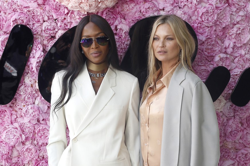 Models Kate Moss, right, and Naomi Campbell pose for photographers upon arrival at the Dior Men&#039;s Spring-Summer 2019 fashion collection presented in Paris, Saturday June 23, 2018. (AP Photo/Thiba ...