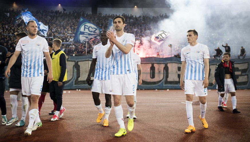 Enttaeuscht blicken die Zuercher nach dem verlorenen Challenge League Fussballspiel zwischen dem FC Zuerich und dem FC Wil im Letzigrund, am Samstag, 20. Mai 2017 in Zuerich. (KEYSTONE/Ennio Leanza)