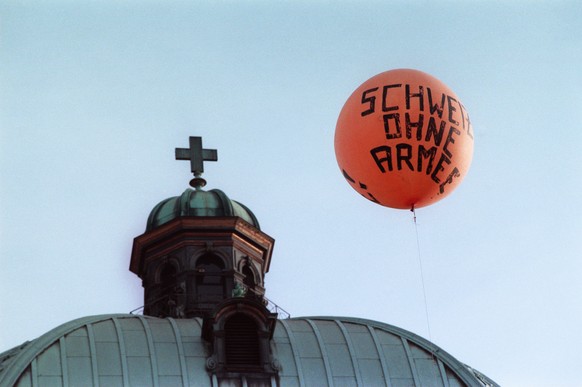 ARCHIVE --- VOR 25 JAHREN, AM 26. NOVEMBER 1989, WURDE UEBER DIE ARMEEABSCHAFFUNGS-INITIATIVE DER GRUPPE SCHWEIZ OHNE ARMEE ABGESTIMMT. DIE RADIKALE INITIATIVE DER GSOA WURDE IM VORFELD DER ABSTIMMUNG ...