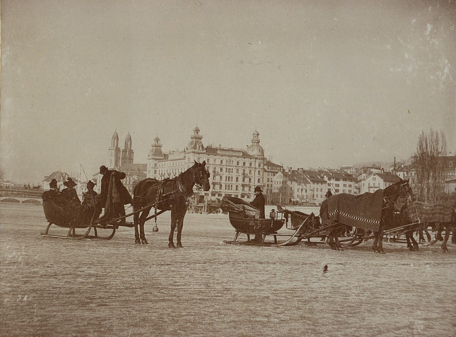 Seegfrörni Zürichsee

Schlittschuhläufer im Winter auf zugefrorenem Zürichsee
Datierung
1891