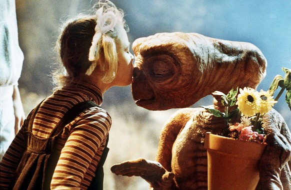 Drew Barrymore (l) als &quot;Gertie&quot; und der Ausserirdische &quot;E.T.&quot; in einer Szene des gleichnamigen Fantasy-Films von Steven Spielberg. Das kleine Schrumpelwesen von einem fernen Planet ...