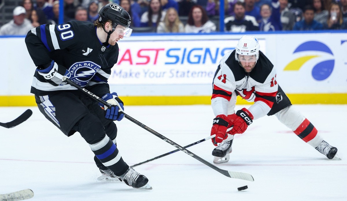 NHL, Eishockey Herren, USA New Jersey Devils at Tampa Bay Lightning Nov 16, 2024 Tampa, Florida, USA Tampa Bay Lightning defenseman J.J. Moser 90 controls the puck against the New Jersey Devils in the ...