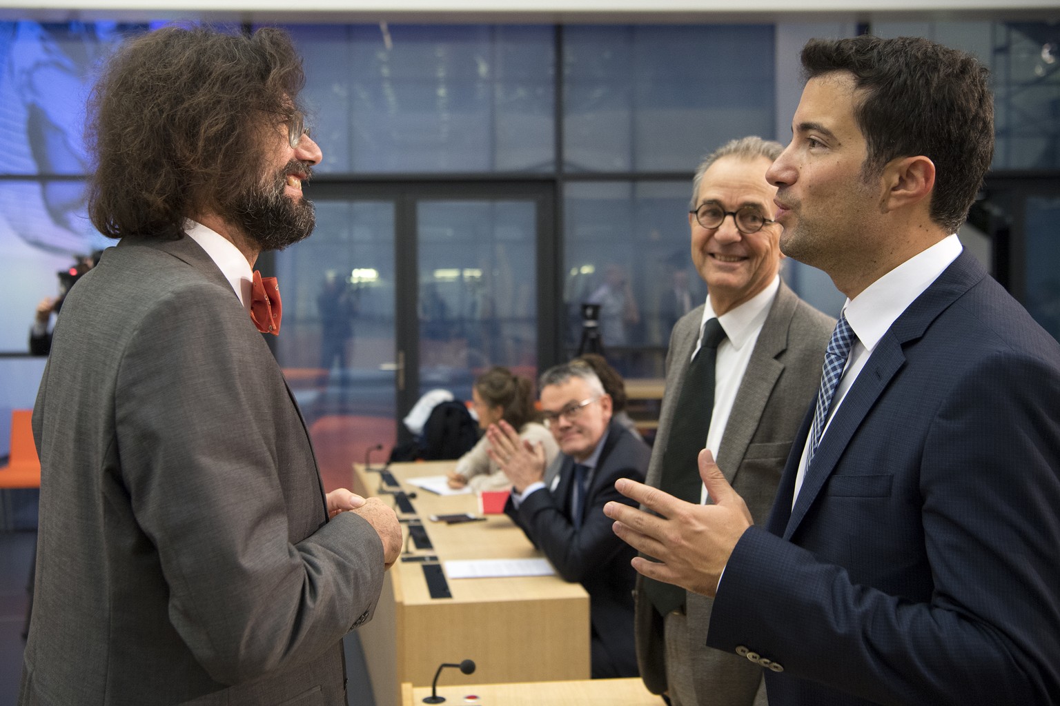 Thomas Geiser, Professor fuer Arbeitsrecht an der Uni St. Gallen, links, spricht mit Staenderat Andrea Caroni, FDP-AR, rechts, an der Seite von Tim Guldimann, SP-ZH, Mitte, an einer Medienkonferenz zu ...