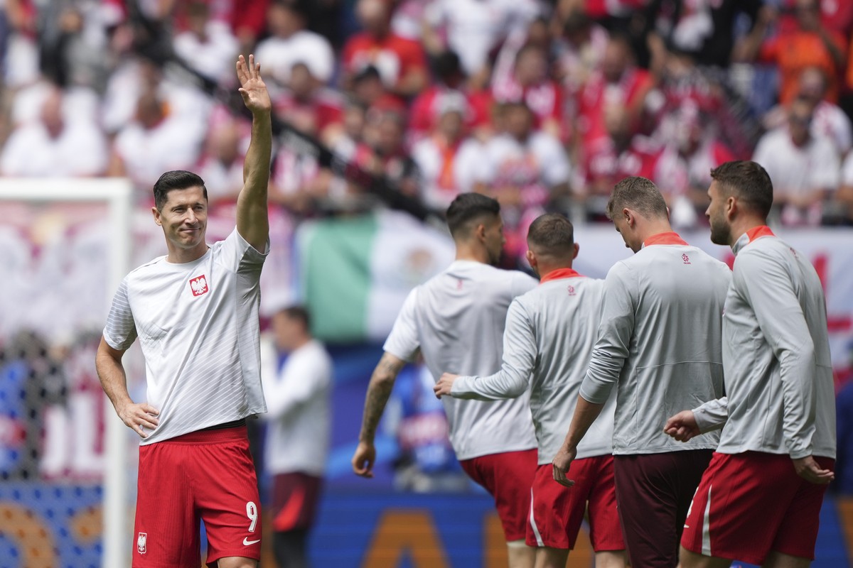 Poland's Robert Lewandowski, left, greets supporters prior to the Group D match between Poland and the Netherlands at the Euro 2024 soccer tournament in Hamburg, Germany, Sunday, June 16, 2024. ( ...