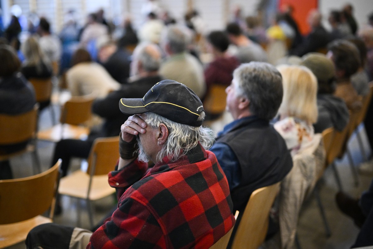 Ein Mann haelt sich die Hand vor die Augen waehrend der Infoveranstaltung fuer die Bevoelkerung zur Evakuierung des Dorfes Brienz-Brinzauls unter dem "Brienzer Rutsch", aufgenommen am Dienst ...