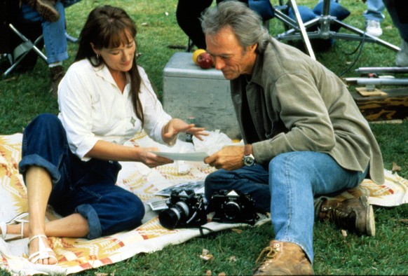 THE BRIDGES OF MADISON COUNTY, Meryl Streep, Clint Eastwood discuss photography between scenes on the set, 1995 Courtesy Everett Collection ACHTUNG AUFNAHMEDATUM GESCH�TZT PUBLICATIONxINxGERxSUIxAUTxO ...