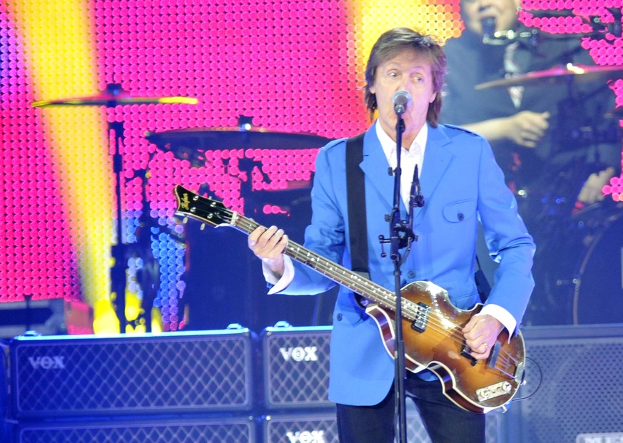 Paul McCartney, der alte Showhase, spielte Songs aus seiner 50-jährigen Karriere – darunter auch Beatles-Hits.