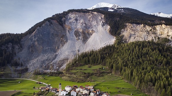 Blick auf das Dorf und den «Brienzer Rutsch»: Der Berg bedroht das Dorf im Albutal sowie weitere Ortschaften.