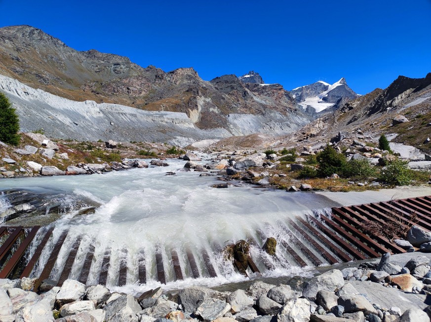 Gletscher Gletscherschmelze 2026 Schweiz: Das Schmelzwasser vom Findelgletscher (VS) wird für die Stromproduktion gefasst. Mittlerweile ist
vom Gletscher kaum mehr etwas zu sehen. Vor 40 Jahren stand  ...
