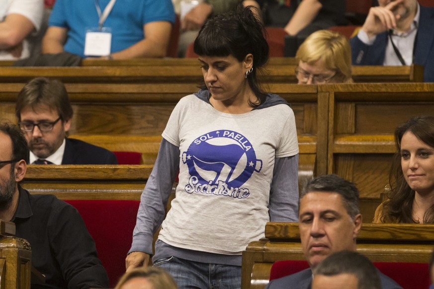 Im katalanischen Parlament trat Anna Gabriel jeweils mit T-Shirts mit feministischen Parolen oder Slogans wie «Sonne, Paella, Sozialismus» auf.