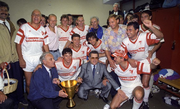 Der Praesident des FC Sion, Andre Luissier, Mitte, unten, und die Spieler feiern am 23. Mai 1992 in Genf, Schweiz, nach dem Spiel gegen Servette den Gewinn der Schweizermeisterschaft. (KEYSTONE/Str)