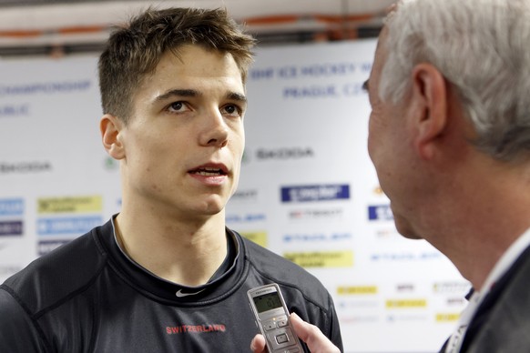 Switzerland&#039;s Reto Suri speaks to reporters, during a media briefing of the Switzerland national team, at the IIHF 2015 World Championship, at the O2 Arena, in Prague, Czech Republic, Monday, May ...