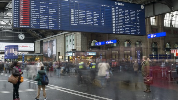 ALS VORSCHAU ZUM ERSATZ DES SBB-GENERALANZEIGERS DURCH EINE LED-ANZEIGE IM ZUERCHER HAUPTBAHNHOF, WELCHER HEUTE NACHT ERFOLGT, STELLEN WIR IHNEN AM MONTAG, 19. OKTOBER 2015, FOLGENDES ARCHIVBILD ZUR V ...