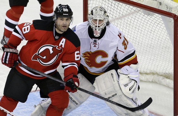 Die lebende Legende Jaromir Jagr will weiterhin in der NHL spielen, wie auf diesem Bild gegen Calgary-Goalie Karri Ramo.